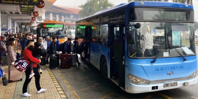 Xe di chuyển giữa nhà gà T1 và T2 sân bay Nội Bài